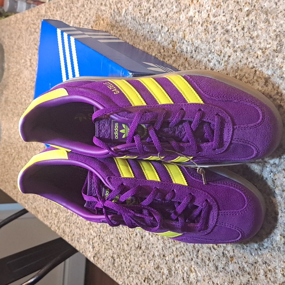 New Adidas Purple Suede Gazelle Sneakers with Yellow Stripes Size 8.5 - Picture 4 of 8